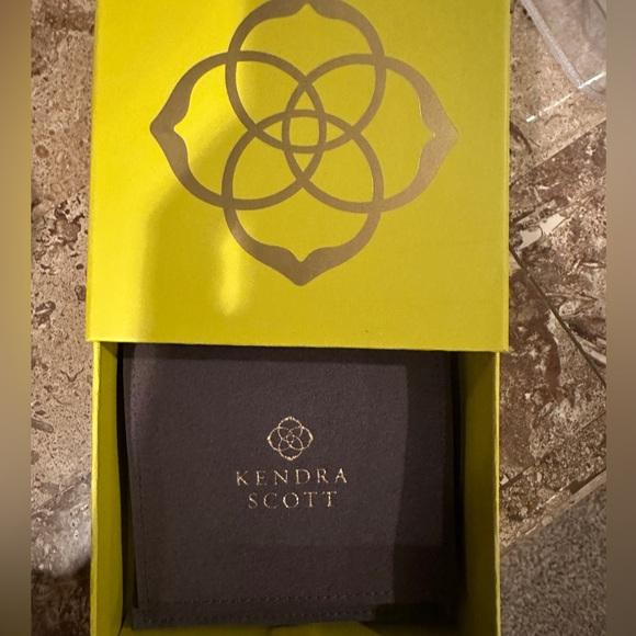 Kendra Scott necklace. New in box. Gold color - Picture 3 of 5